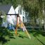 Bambini che giocano su Swing Frame (double swing) in un giardino