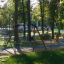 Swing Frame (double swing) in un soleggiato parco verde con alberi sullo sfondo
