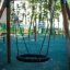 Swing Frame (single swing, wide) in un contesto di parco giochi