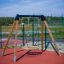 Swing Frame (single swing, wide) con pali in legno e seduta circolare per altalena nel parco giochi