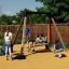 Bambini che giocano su un Swing Frame (single swing, wide) in un parco giochi.