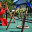 Swing Frame (single swing, wide) in un contesto di parco giochi