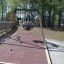 Swing Frame (single swing, wide) con bambini che ci giocano in un parco.