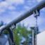 Primo piano di Swing Metal Frame (double swing) con catene sotto il cielo blu