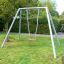 Swing Metal Frame (single swing) in un ambiente da giardino.