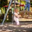 Bambini che giocano su un Swing Metal Frame (single swing, wide).