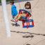 Bambino seduto su un Swing seat: Baby seat in un parco giochi