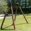 Swing seat: Safety seat su una struttura in legno in un parco giochi all'aperto.