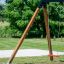 Swing seat: Safety seat su una struttura in legno per altalene in un parco erboso