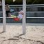 Bambino che si diverte su un Swing seat: Safety seat rosso in un parco giochi.