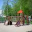 Parco giochi con 'Lemur single slide' e strutture per arrampicarsi.
