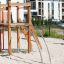 Attrezzatura da gioco all'aperto Lemur single slide su un parco giochi sabbioso con edifici residenziali sullo sfondo