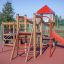 Area giochi all'aperto Lemur single slide con struttura rossa e in legno.