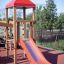 Scivolo rosso del parco giochi su struttura in legno, Lemur single slide.
