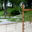 Panther wooden playhouse in un parco con alberi verdi e terreno sabbioso