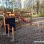 Casetta da gioco Wooden Panther per bambini in un parco giochi.
