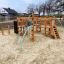Panther wooden playhouse per bambini su un parco giochi sabbioso
