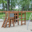 Panther wooden playhouse in un parco giochi con strutture da arrampicata e scale