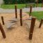 Attrezzatura da parco giochi Kentucky Double con pali in legno e piattaforme di salita collegate in un'area all'
