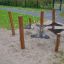 Attrezzatura da parco giochi 'Kentucky Double' con pali in legno e piattaforme in plastica nera collegate da catene