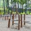 Attrezzatura da parco giochi Kentucky Double costruita con pali e piattaforme in legno.