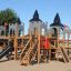 Windsor castle with slide - grande struttura da parco giochi simile a un castello con più torri e 