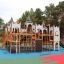 Struttura da parco giochi Windsor castle with slide con elementi per arrampicata e torri.
