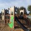Parco giochi per bambini Camelot castle with slide in un'area sabbiosa