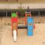 Colorato Camelot castle with slide in un'area giochi sabbiosa