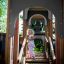 Bambino che gioca su un Camelot castle with slide.