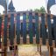 Ponte in legno e struttura da gioco di Camelot castle with slide in un parco giochi.