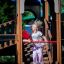 Bambino che gioca su Camelot castle with slide nel parco giochi.