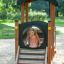 Bambino che gioca in Locomotive Nature train playhouse nel parco giochi.