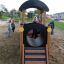 Bambini che giocano sul Locomotive Nature train playhouse in una sabbiera.