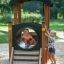Bambini che giocano nel Locomotive Nature train playhouse in un parco giochi.