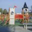 Tintagel playground castle con scivoli e strutture da arrampicata in una giornata di sole.