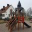 Tintagel playground castle in un parco con scivoli e scale da arrampicata.