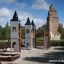 Tintagel playground castle in un parco con un vecchio torre in mattoni sullo sfondo