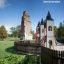 Tintagel playground castle in un parco con rovine storiche sullo sfondo.