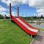 Scivolo rosso su un parco giochi erboso, Hill Slide SL90.