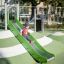 Bambino che gioca su attrezzature da parco giochi all'aperto Hill Slide SL120.