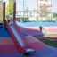 Hill Slide SL120 su una collina colorata del parco giochi.