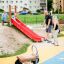 Bambini che giocano su Hill Slide SL150 in un parco giochi.