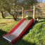 Ampio scivolo da esterno Hill Slide Wide SLW120 in un parco verde.