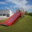 Scivolo da parco giochi all'aperto Hill Slide Wide SLW150 su una collina erbosa.