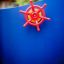 Ruota da nave rossa su una struttura da gioco blu in un parco giochi.