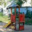 Dixie playhouse with slide in un contesto di parco giochi