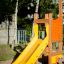 Scivolo giallo per bambini nel set da gioco Sigma.