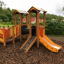 Smart playhouse with slide in un parco giochi