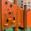 Smart playhouse with slide in arancione con varie forme ed elementi di arrampicata